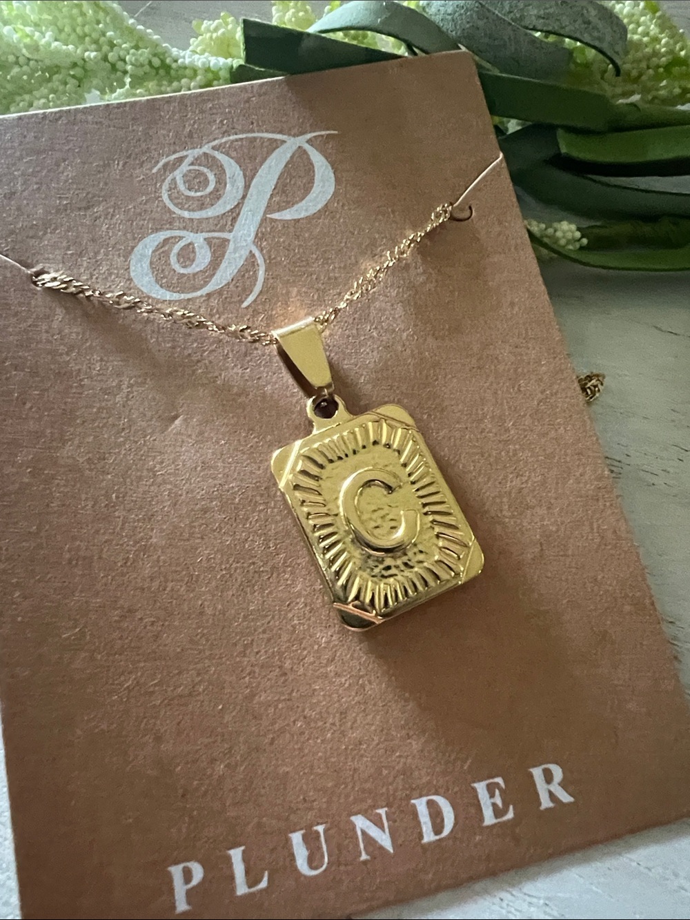 Plunder “C” necklace gold tone